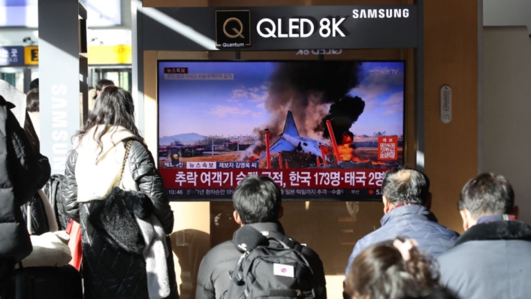韓國客機墜毀起火 179人確認遇難 2人獲救