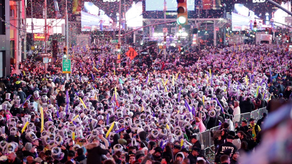 迎接2025年数万人无畏刺骨寒雨齐聚纽约时代广场| 美国| 时报广场| 跨年| 新唐人电视台