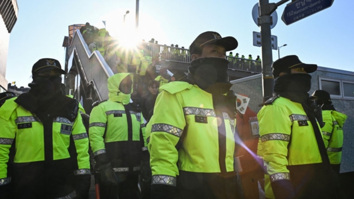 韓檢警試圖逮捕尹錫悅 遭官邸內軍方阻攔