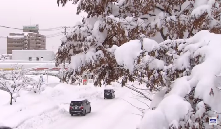 強烈寒流降下大雪 日本青森縣酸湯積雪逾4公尺