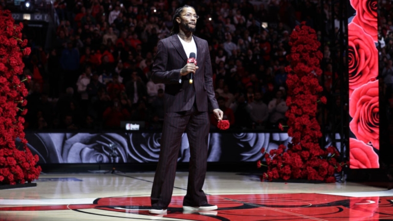NBA公牛1號球衣引退 羅斯感動落淚