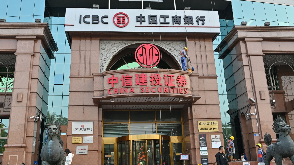 禁闻】中国四大银行收益衰退惨过金融海啸| 中国四大行| 中国金融海啸| 中国经济严重衰退| 新唐人电视台