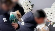 韩国小狗与9名遇难家人告别 看到灵牌沉默地低下头（视频）