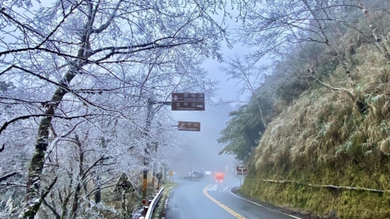 強烈大陸冷氣團來襲 宜蘭太平山宛如銀白世界
