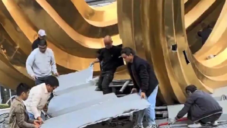 廣州工頭被扣工程款 帶工人怒拆地標雕塑（視頻）