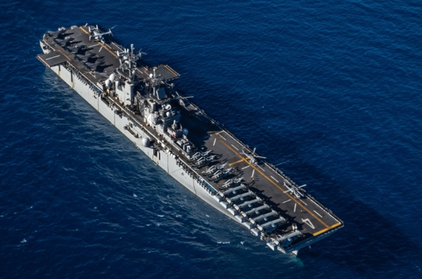 2024年9月23日,美軍兩棲攻擊艦拳師號(LHD 4)搭載F-35B戰鬥機和各式直升機在印太地區執行任務。(美國印太司令部)