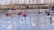 唐山冰釣場大面積塌陷 十多人落水 死傷不明(視頻)