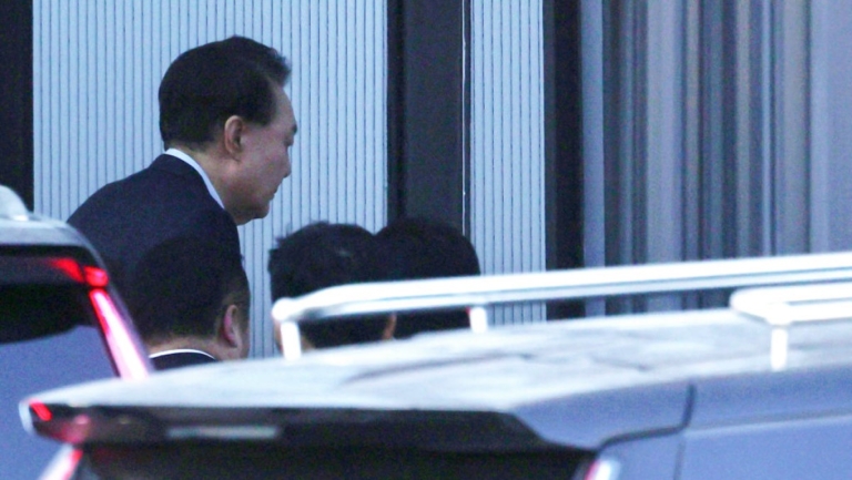 【更新 】韓首次現任總統被捕 尹錫悅受調拒陳述