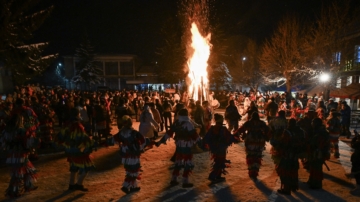 一月各国节庆多 东欧祈福仪式 印度迎大壶节