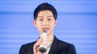 宋仲基新片票房惨遭滑铁卢 现场哽咽落泪