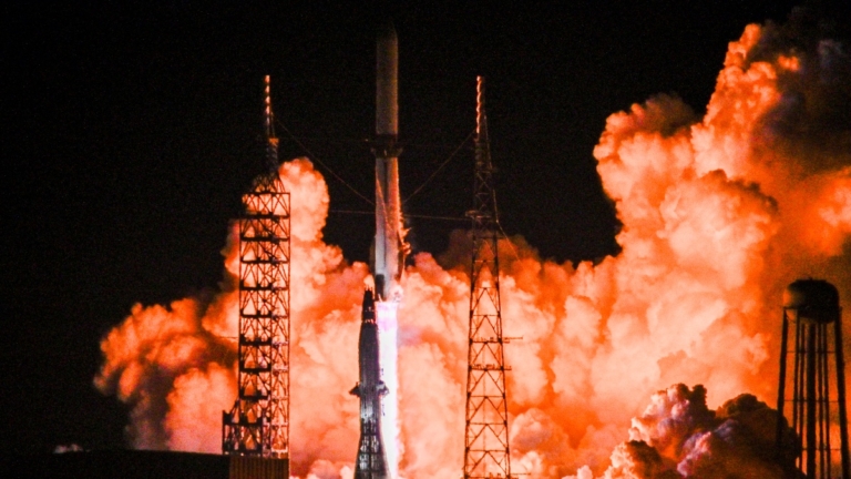 SpaceX火箭實現雙登月 乘客包括瑞典小紅屋
