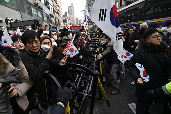 尹錫悅將出席18日羈押庭 法院外警民衝突