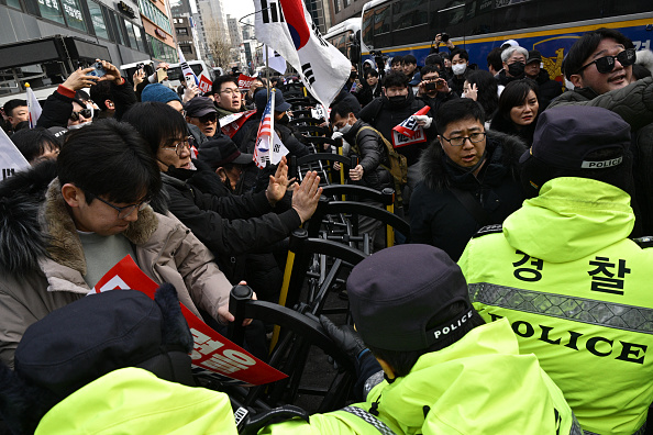 尹錫悅將出席18日羈押庭 法院外警民衝突