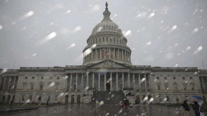 美国东海岸再遇风暴 七千万居民迎风雪