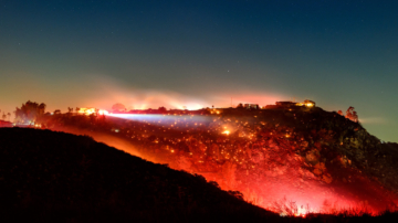 南加大風時速達100英裡 聖地亞哥山火爆發