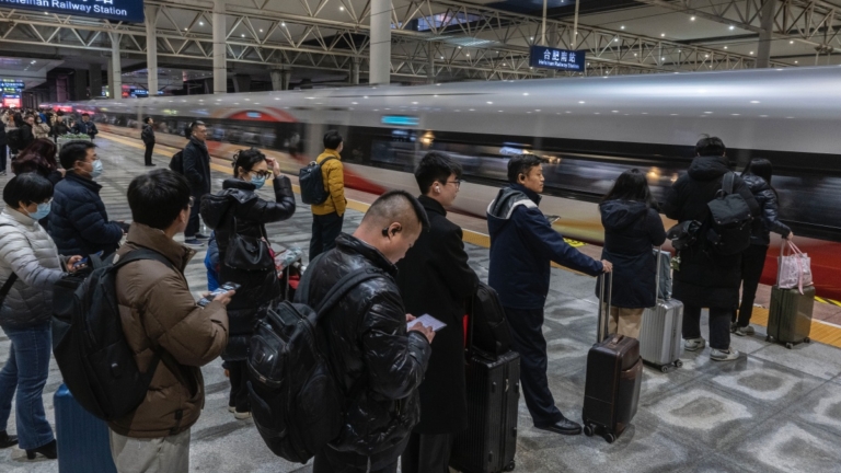 中國新年返鄉奇觀 火車驚現「骨折票」 最低2.5元
