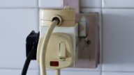 外出度假時 家中哪些插頭應拔掉？電工分享經驗