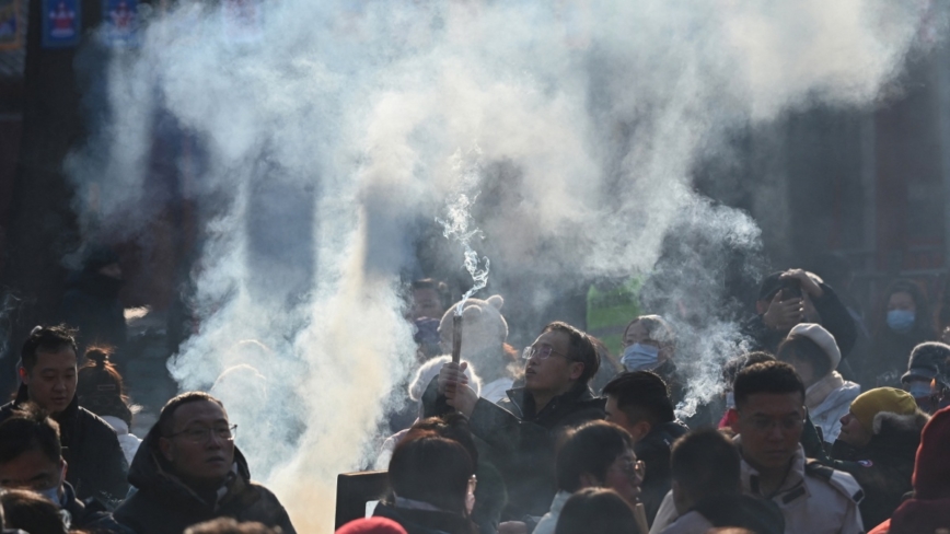 大年初一烧香拜神 雍和宫、灵隐寺人山人海（视频）