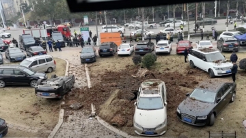 四川熊孩子向下水道扔鞭炮 炸翻豪車（視頻）