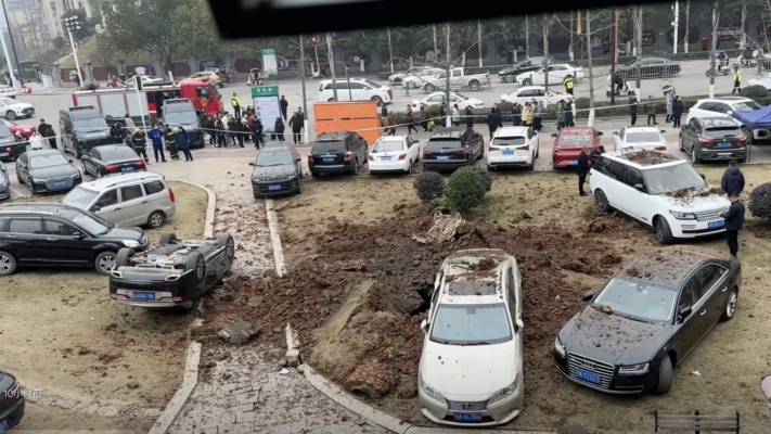 四川熊孩子向下水道扔鞭炮 炸翻豪車（視頻）