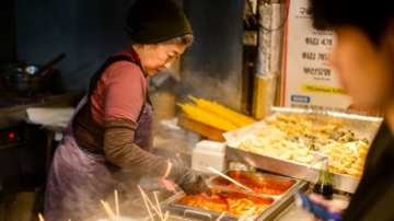 辣炒年糕饭卷拉面价格不再亲民 韩国传统小吃店逐年缩减