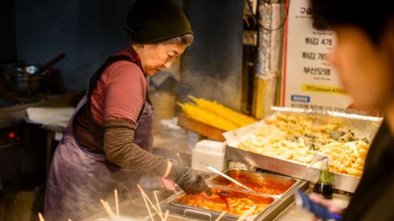 辣炒年糕飯捲拉麵價格不再親民 韓國傳統小吃店逐年縮減