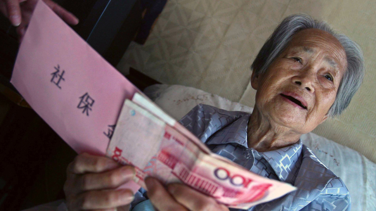 【禁闻】股市惨 中共拿摇摇欲坠的社保养老金救火