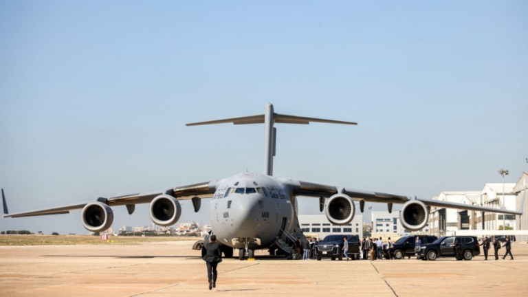 美國派C-17軍用運輸機 遣送印度無證移民