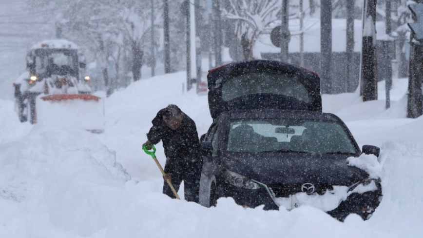 灾害级大雪袭日 86航班取消 超市现抢购食品人潮