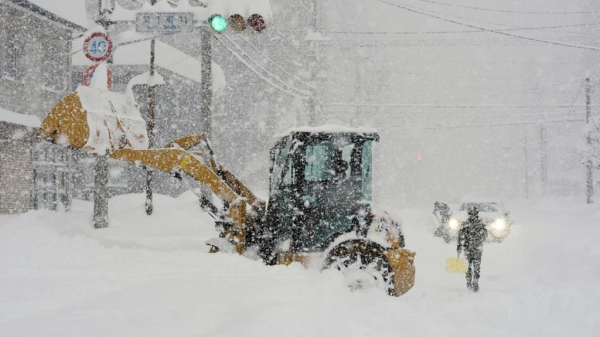 疑人为造成 日本北海道铁轨惊见50公分高雪块