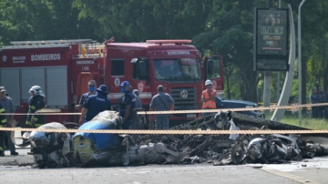 巴西小飛機墜毀撞巴士爆炸 造成機上2死地面6傷