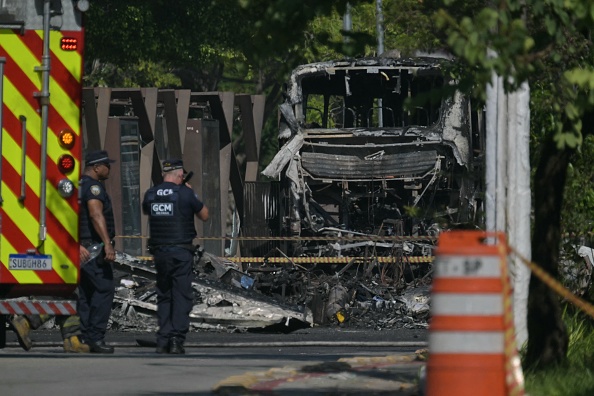 巴西小飛機墜毀撞巴士爆炸 造成機上2死地面6傷