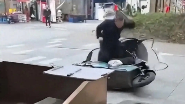 成都一保安持棍毆打外賣員 視頻曝光引關注