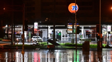 大火摧残又遭大暴雨袭击 洛杉矶居民被迫疏散