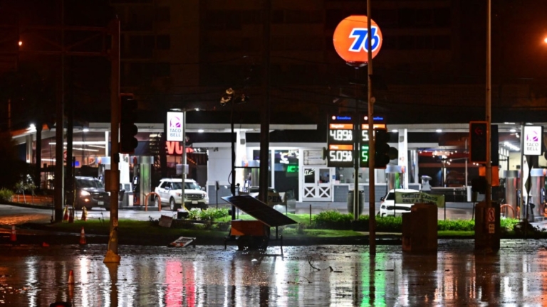 大火摧殘又遭大暴雨襲擊 洛杉磯居民被迫疏散