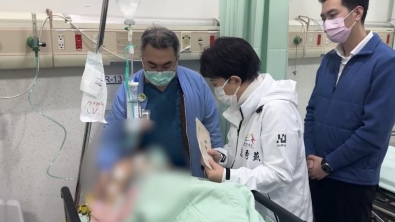 新光三越氣爆 男急載2歲童就醫 2護理師逛街救傷患