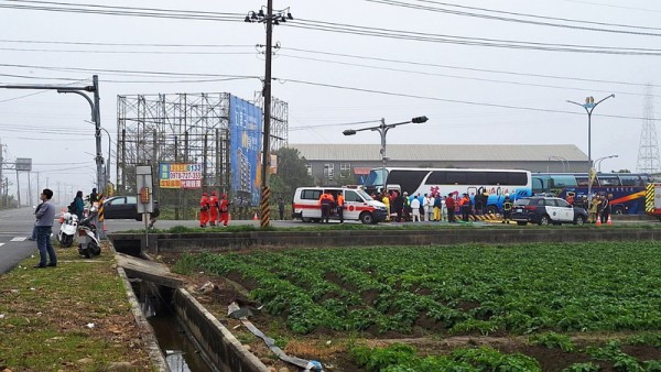 2遊覽車追撞小客車 嘉義進香團24人受傷送醫