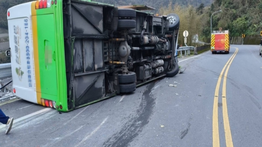 疑過彎失控 賞櫻巴士撞車後翻覆 險掉落溪床