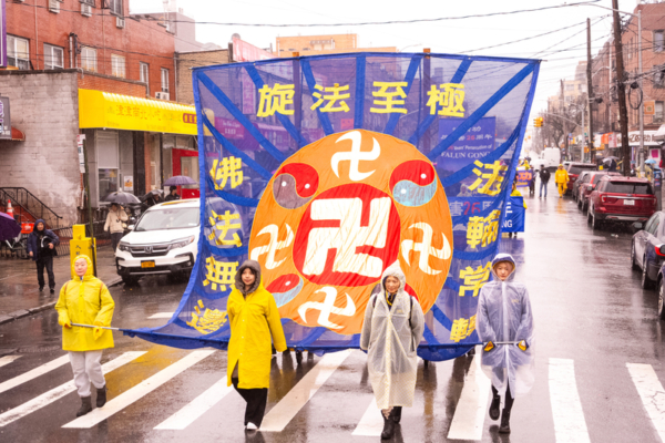 组图：纽约大游行 法轮功学员表达新年问候