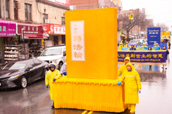 组图：纽约大游行 法轮功学员表达新年问候