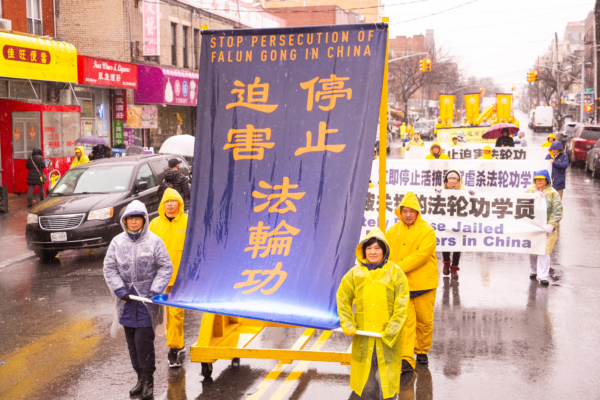 组图：纽约大游行 法轮功学员表达新年问候