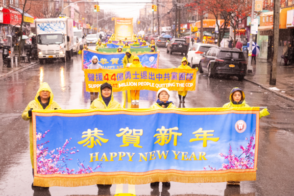 组图：纽约大游行 法轮功学员表达新年问候