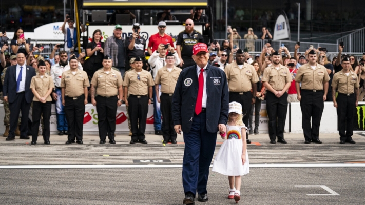 川普乘「野獸」座車現Daytona 500賽道