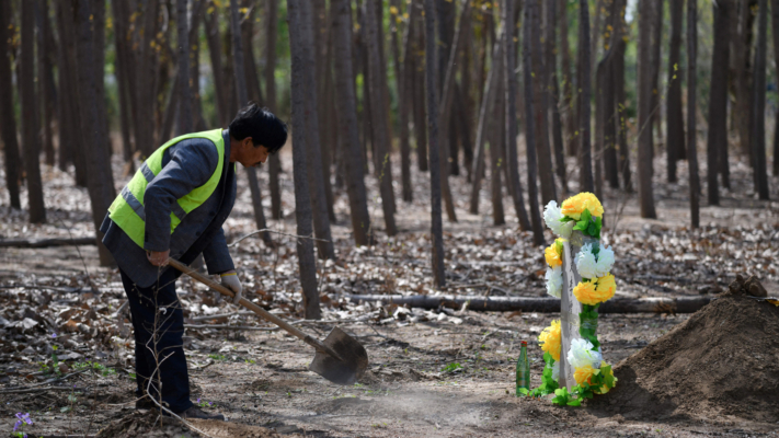 中国疫情猝死激增 农村处处添新坟