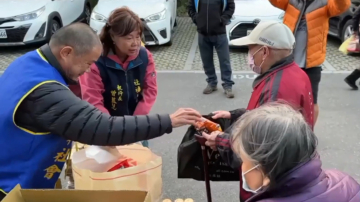 社福團體寒冬送暖 燒酒雞與臭豆腐溫暖寒士心