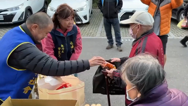 社福團體寒冬送暖 燒酒雞與臭豆腐溫暖寒士心
