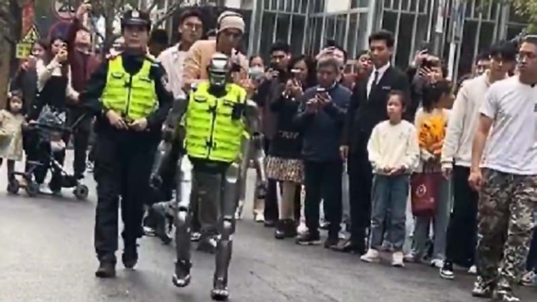 深圳「機器人公安」巡邏 剛走幾步就失控（視頻）