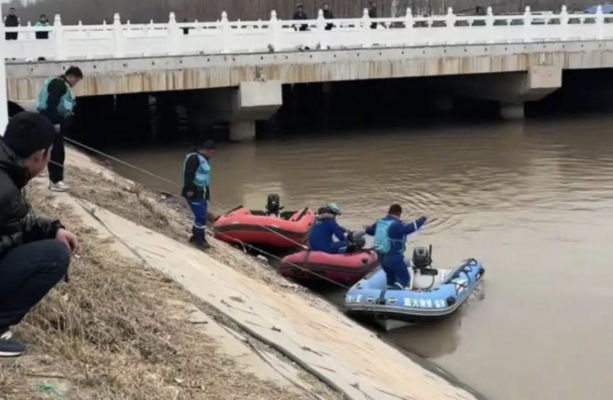 悲！山东女抱两岁娃跳河 3天前云南母抱女婴跳江