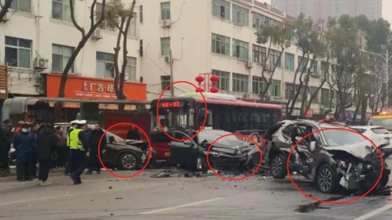 鎮江街頭轎車高速逆行連撞3車 傳3死（視頻）