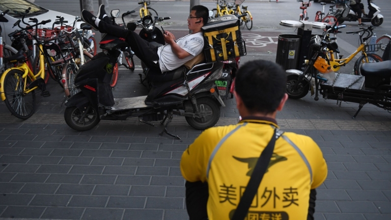 中國外賣騎手加入社保 背後內幕受關注